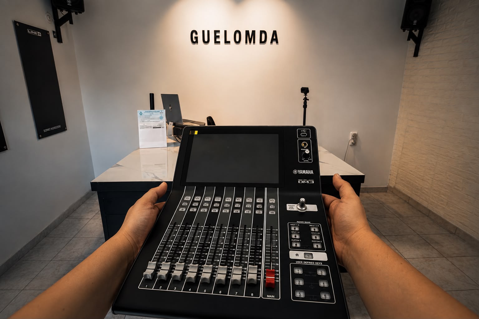 Una mezcladora llegando a la recepción de Guelomda.