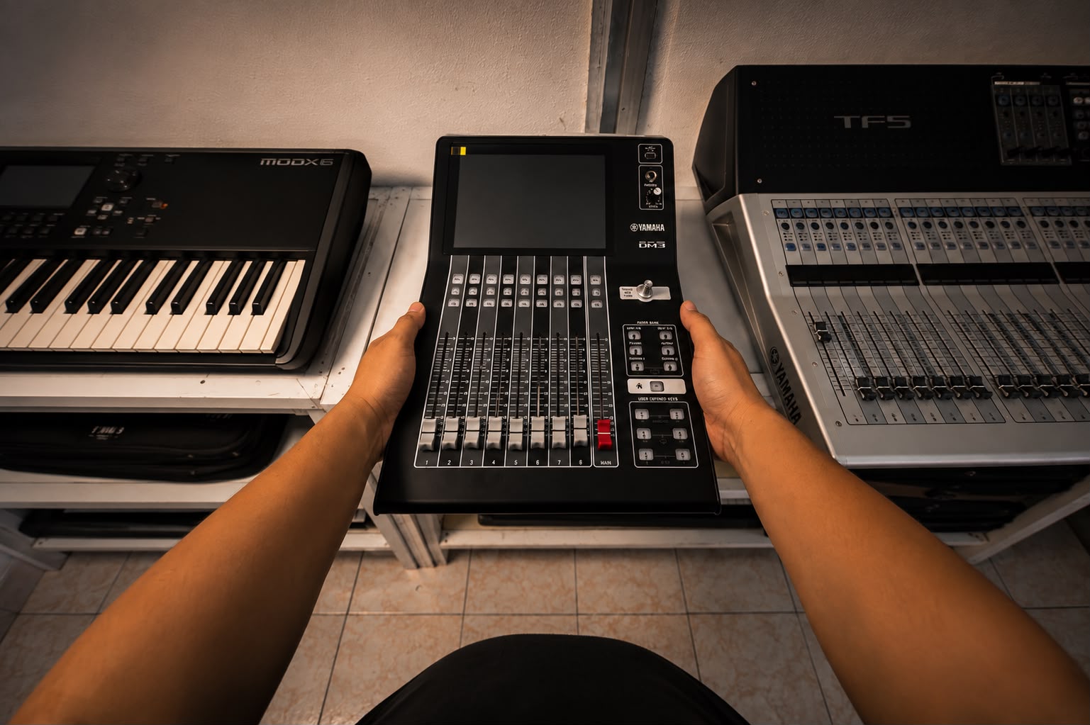 Ingreso de una mezcladora al área de trabajo, junto a otros instrumentos y equipos de audio.