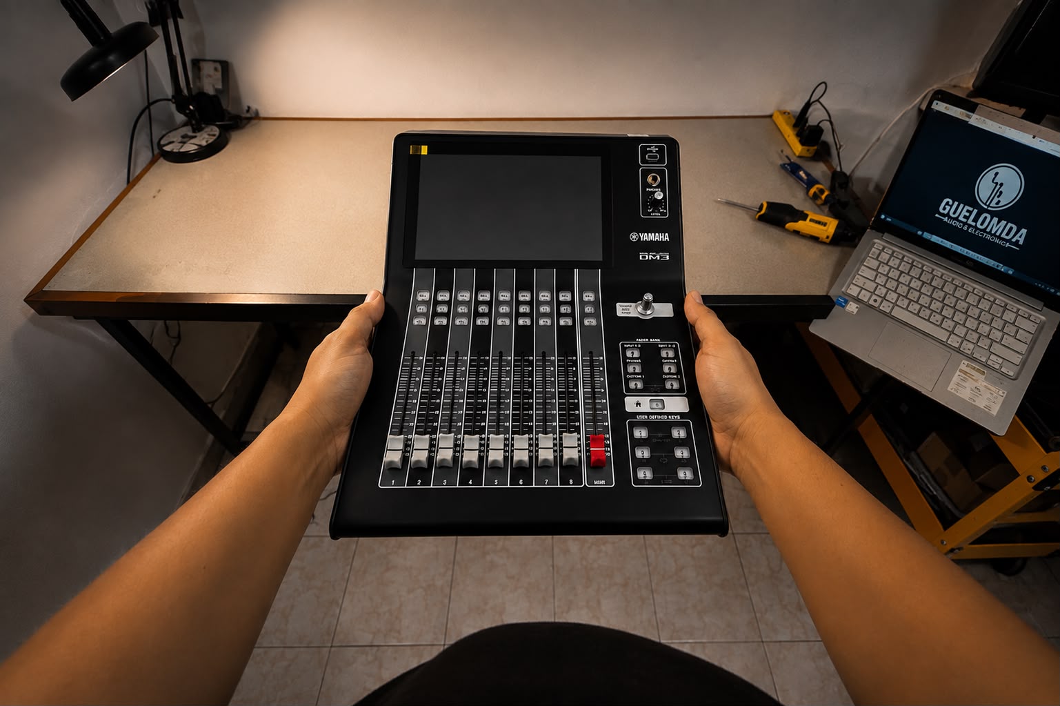 Un equipo de audio en las manos de quien lo trabaja en Guelomda.